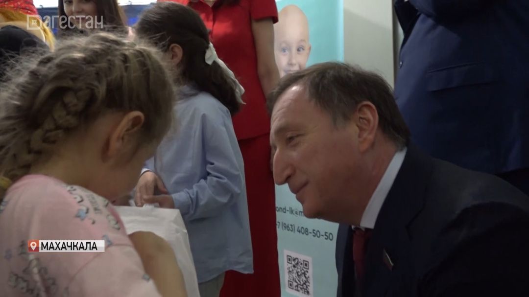 Юных пациентов онкогематологического отделения ДРКБ навестил спикер парламента Дагестана