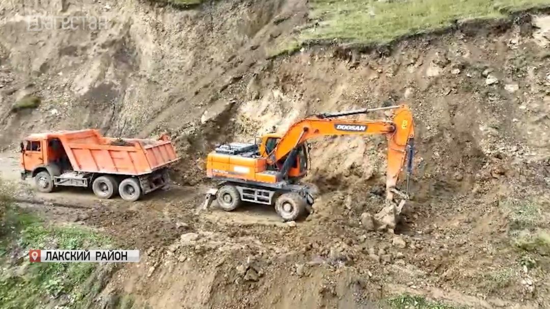 В Лакском районе расчищают участок дороги «Мамраш – Ташкапур – Араканский мост»