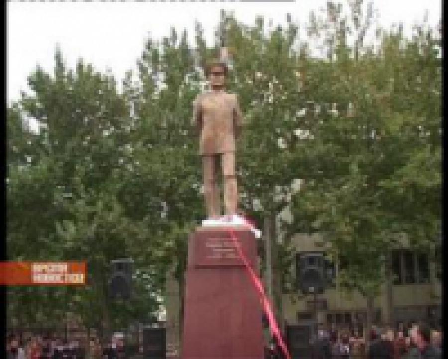 На улице Батырая в торжественной обстановке открыли памятник генералу Магомеду Танкаеву