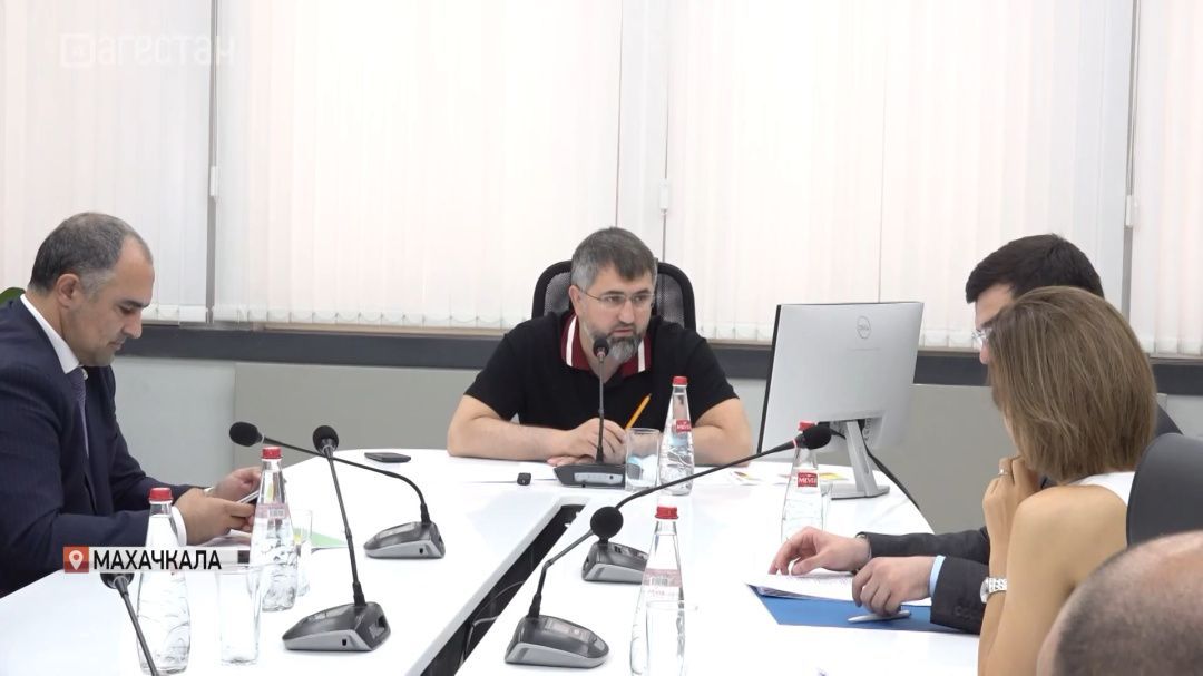 Премьер-министр Дагестана ознакомился с работой Минцифры республики