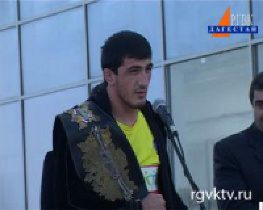 В Махачкалу вернулся с победным поясом чемпиона M-1 Челлендж Рашид Магомедов