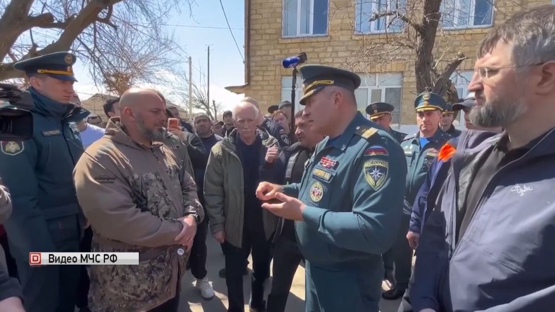 Глава МЧС России  встретился с участниками спасательной операции в Мамедкале