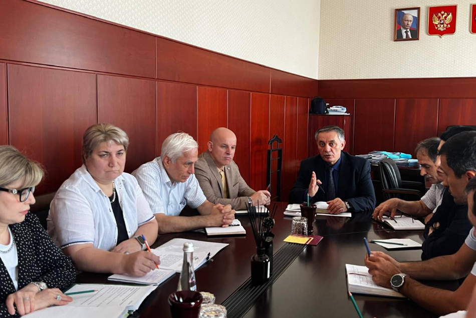 Вопрос своевременного осуществления выплат участникам СВО обсудили в Правительстве Дагестана