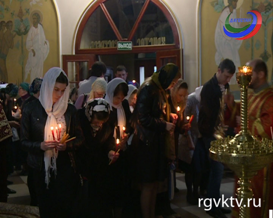 Православные верующие отметили Пасху, совпавшую с Первомаем. Благодатный огонь был доставлен и в Махачкалу