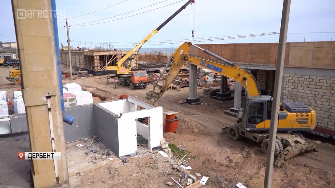 В Дербенте начали снос двухэтажного ресторана, который мешал строительству новой набережной