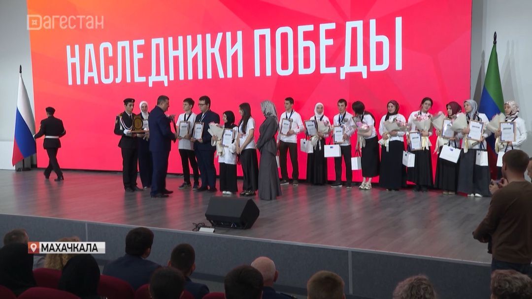 Федор Щукин наградил победителей интеллектуальной игры «Наследники победы»