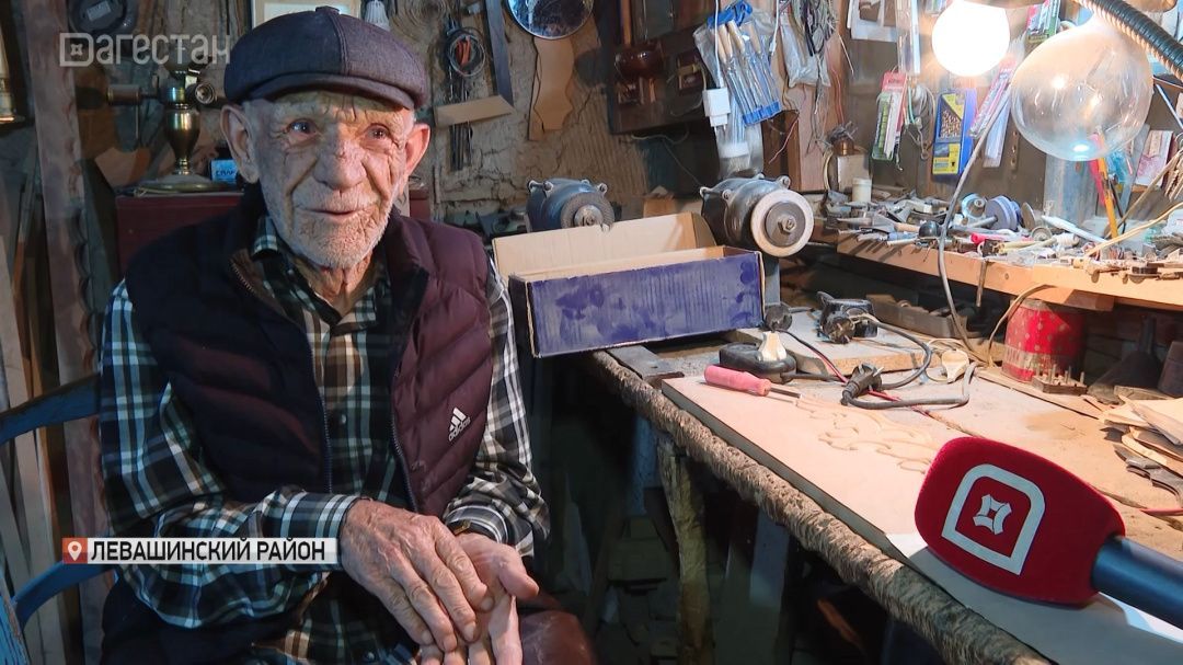 Раджаб Багандов, 60 лет создает предметы декора
