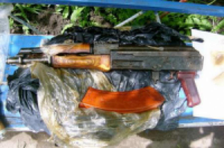 В Дагестане обнаружен схрон с оружием и взрывным устройством 