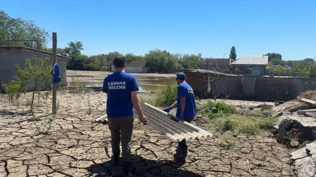 В Дагестане волонтеры очистили 65 тонн ила из подтопленных домов