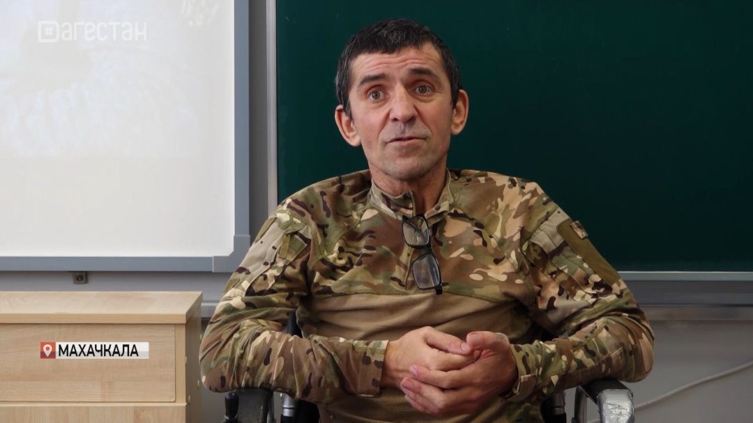 Герой СВО,   Арсен Акаев,  встретился со старшеклассниками  столичной школы №49