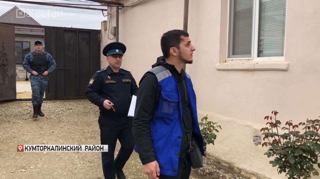 Судебные приставы и газовики навестили должников в Кумторкалинском районе