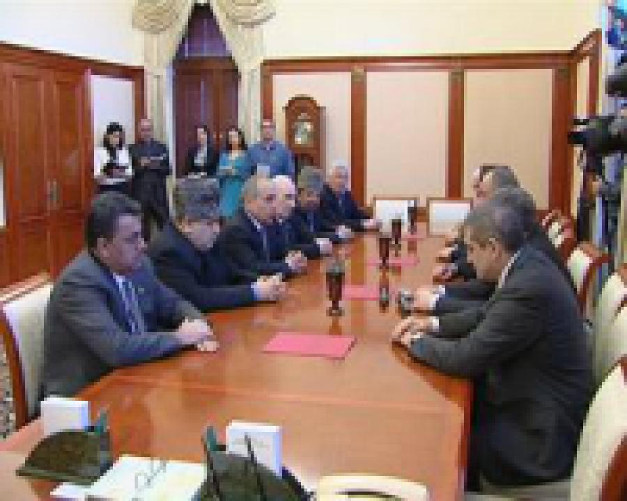 Глава Дагестана провел встречу с делегацией из Азербайджана