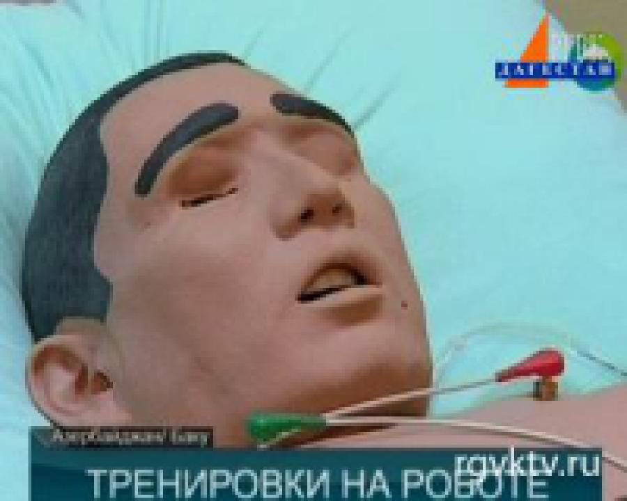 Азербайджанские студенты-медики учатся лечить больных на роботах