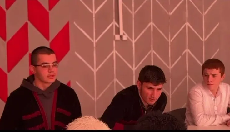 Дагестанские школьники в папахах смотрят Прямую линию