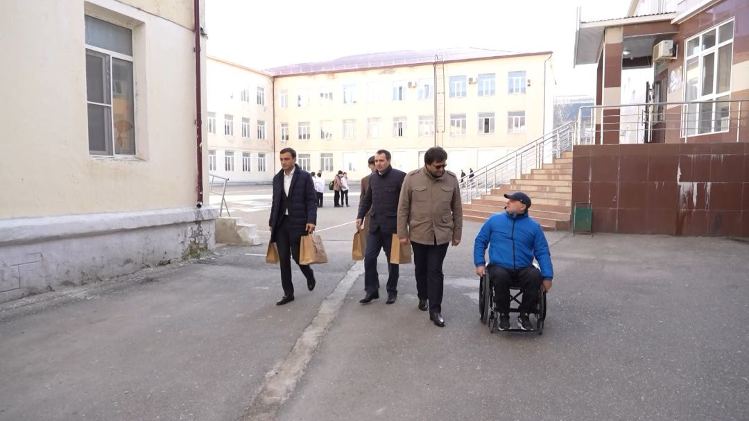 Доступность спортивного объекта для людей с ОВЗЗ проверил заммэра Махачкалы