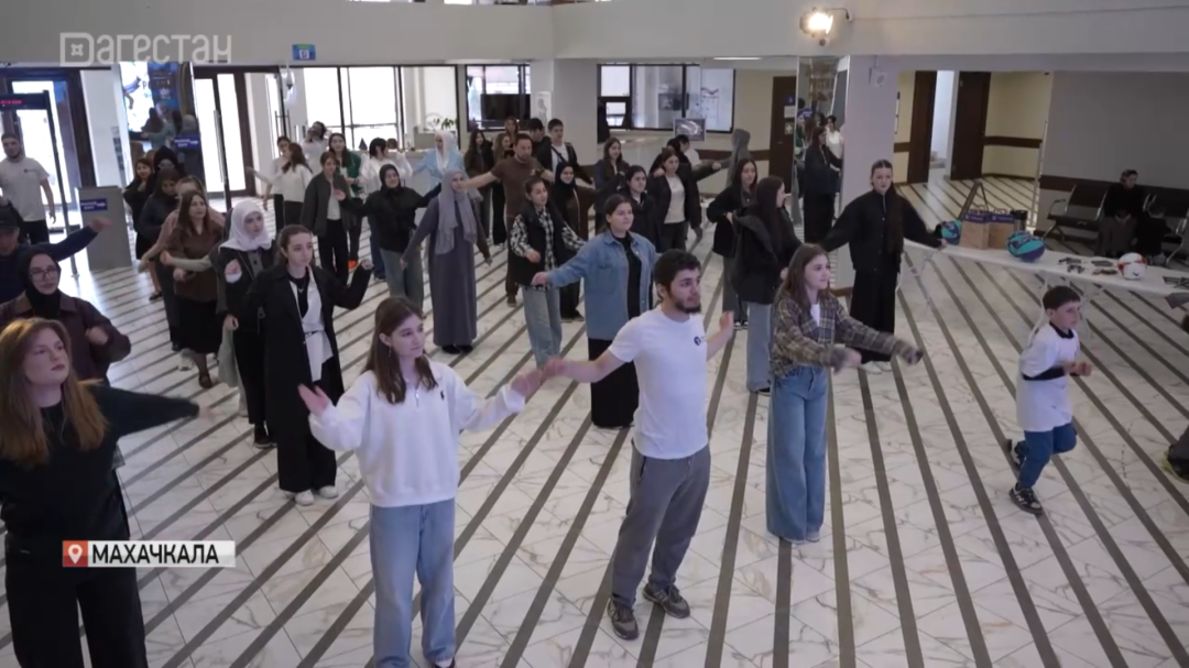 В Махачкале День Космонавтики отметили зарядкой с чемпионом