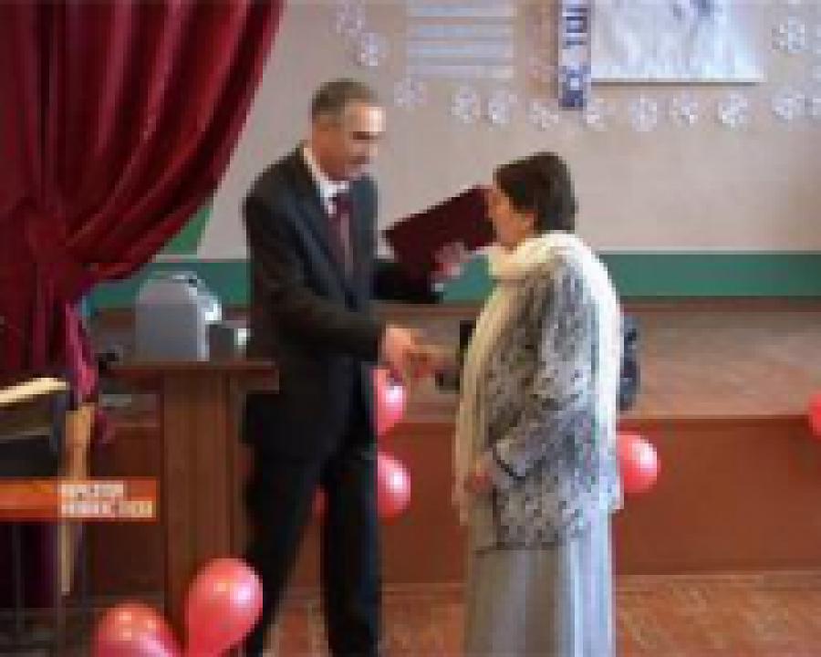 Учитель химии принимала сегодня поздравления от столичной администрации