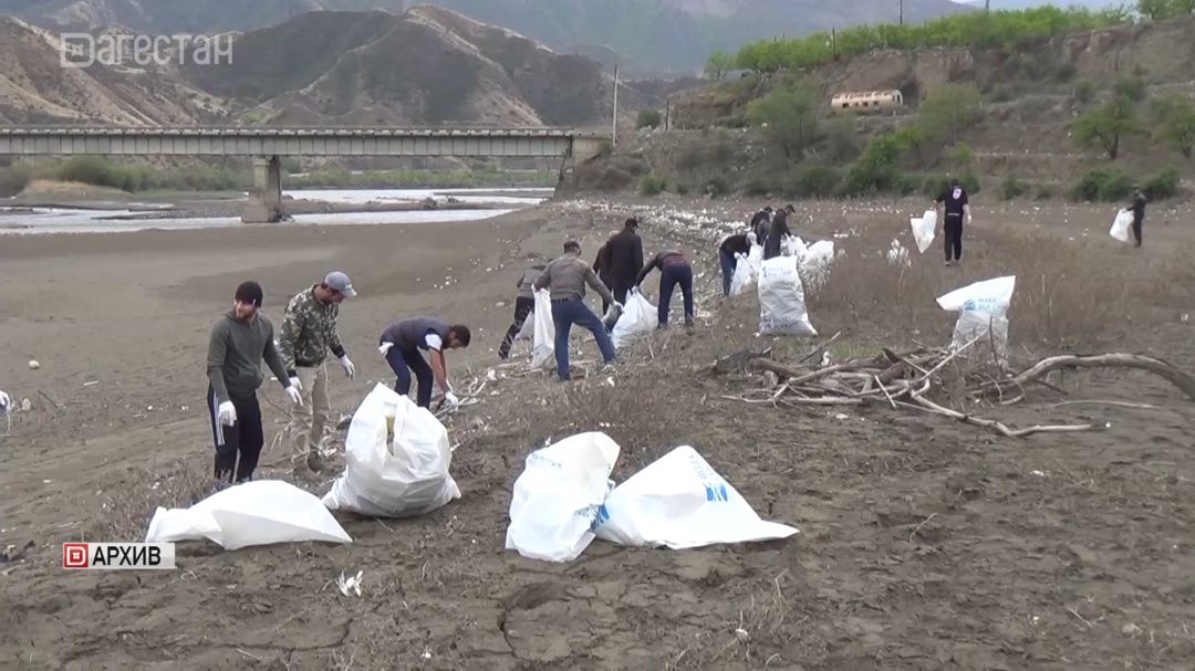 В Дагестане организуют пункты по сбору пластика, накопившегося после паводков