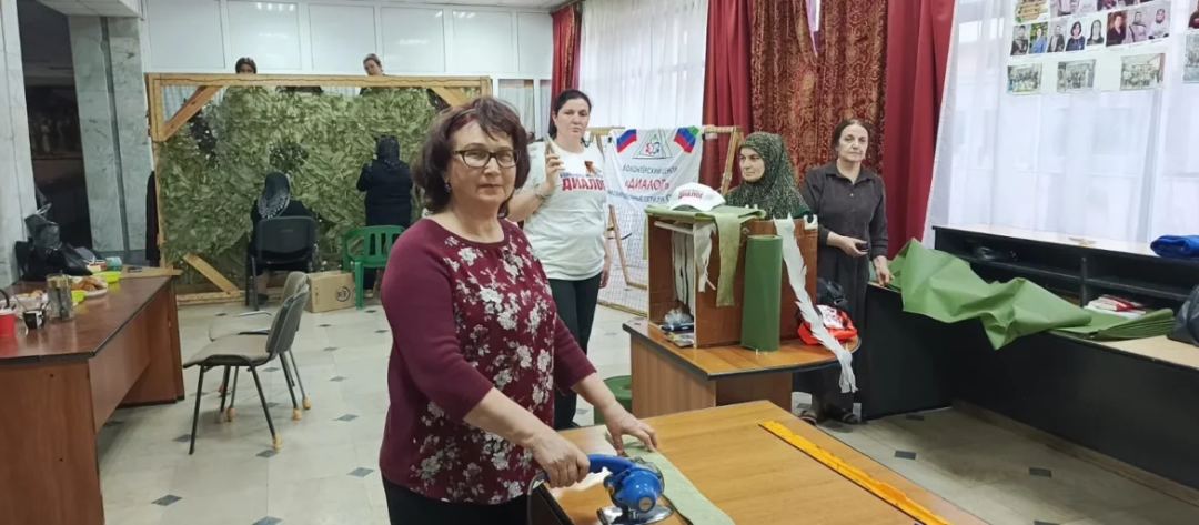 Дагестанские волонтеры плетут маскировочные сети для бойцов СВО