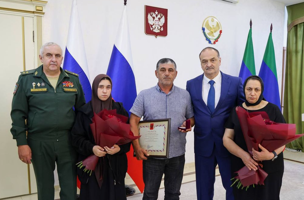 Семья Героя России Султана <b>Сулейман</b>ова получит пять миллионов рублей от <b>Сулейман</b>а <b>Керимов</b>а