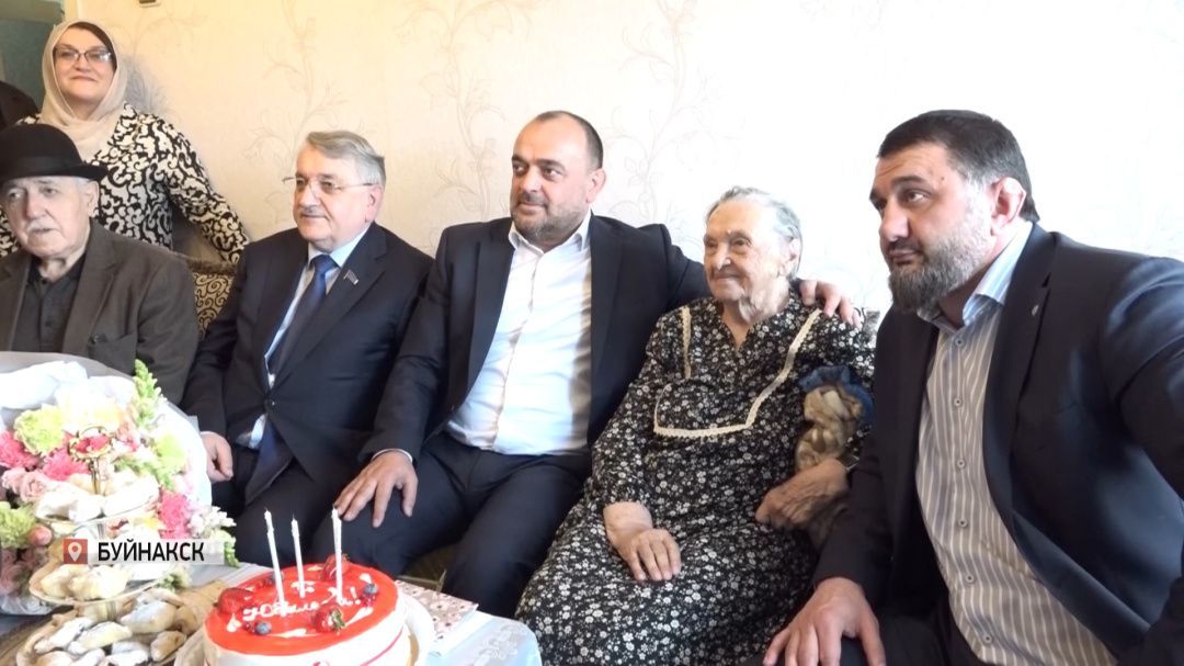В Буйнакске городские власти поздравили блокадницу Елену Сорокину с 95-летием