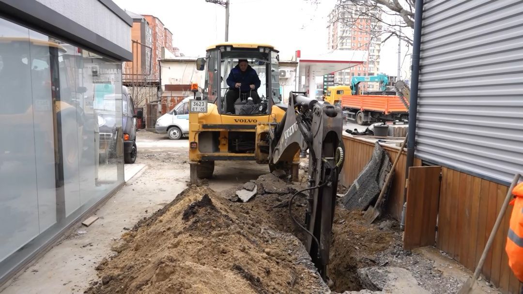 В Махачкале, на ул. Заморской, ведутся аварийные работы на водопроводе