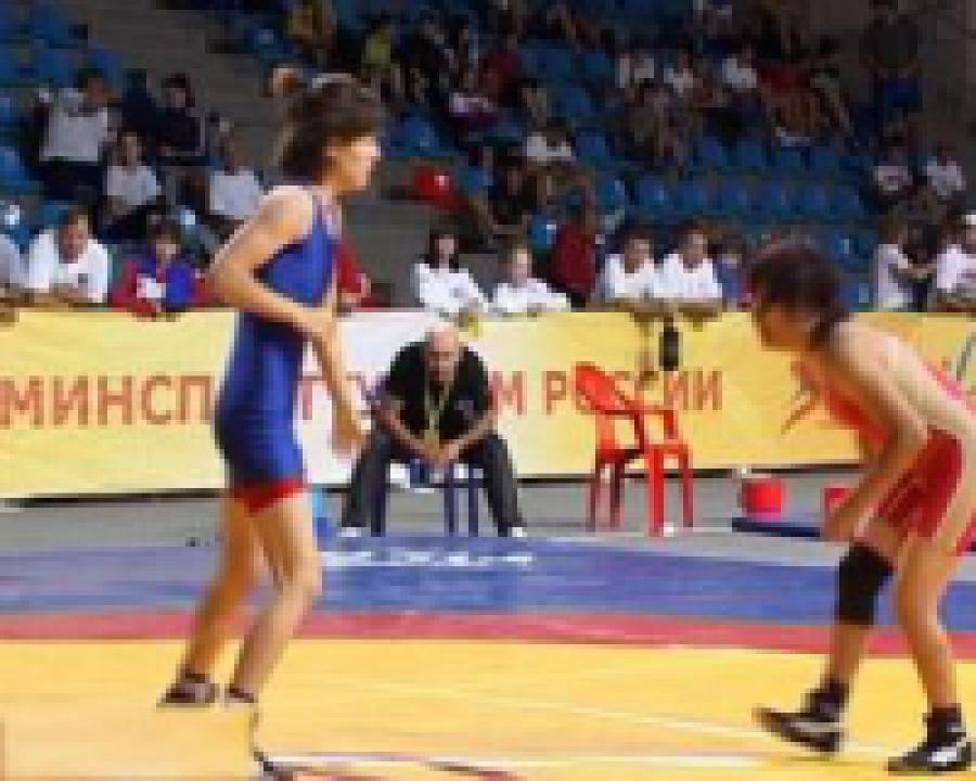 В Оренбурге прошло первенство России по вольной борьбе среди девушек