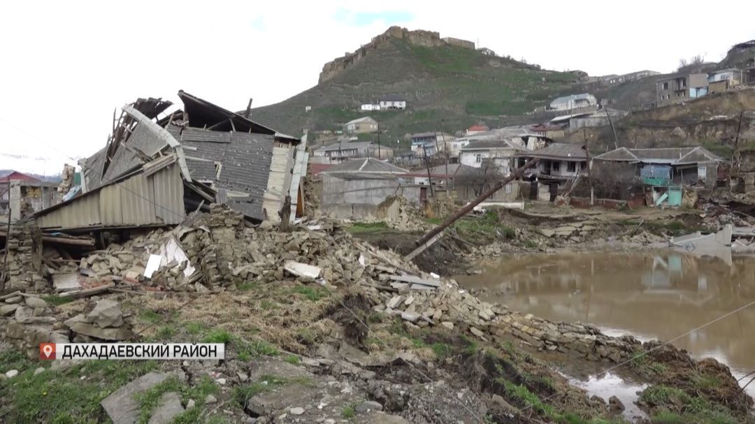 В Дахахаевском районе сошел мощный оползень