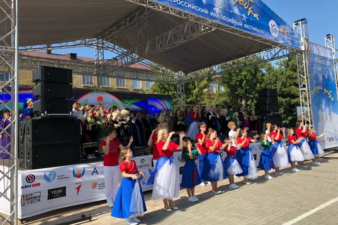 Гимн Дагестана с сурдопереводом исполнили в Каспийске 