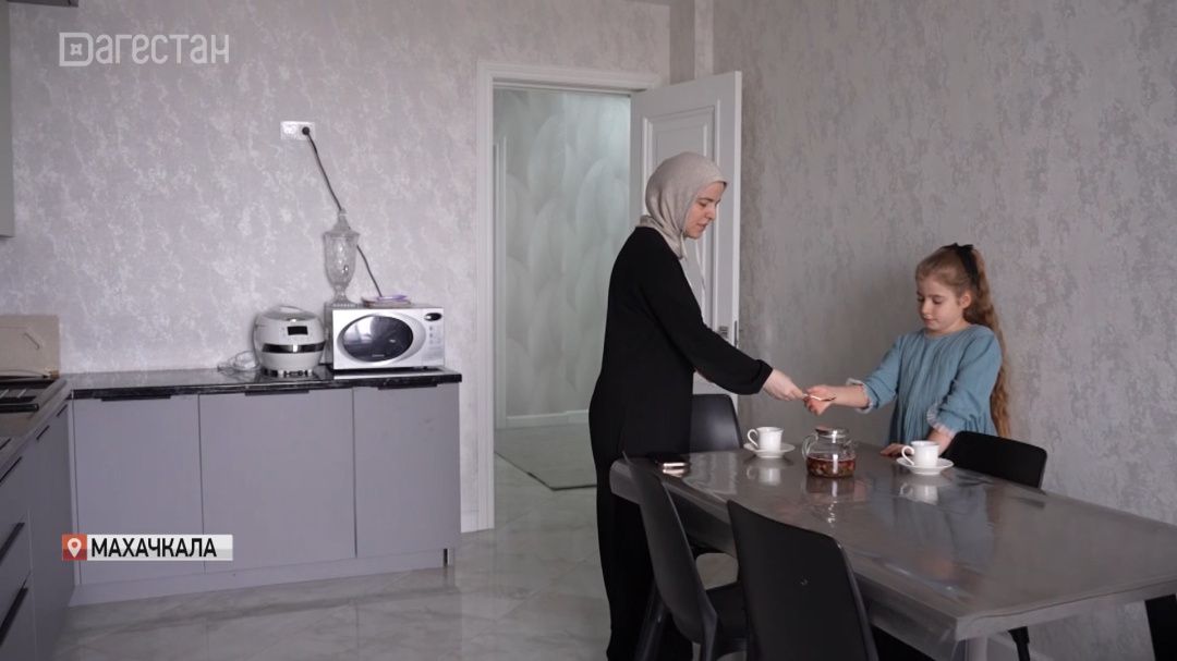 История приёмной семьи: как Зайнаб обрела дочь и помогает другим