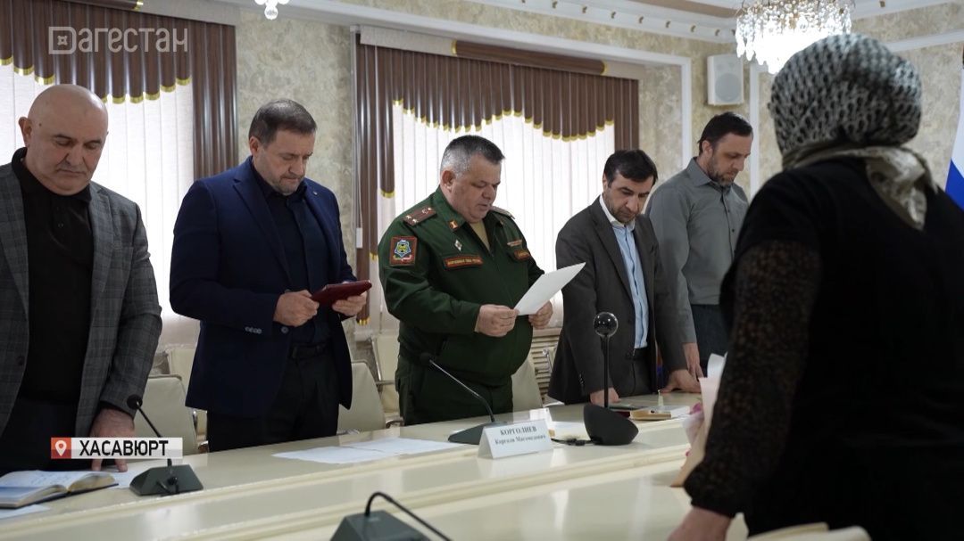 В Хасавюрте родственнице пропавшего без вести бойца передали медаль «За отвагу»