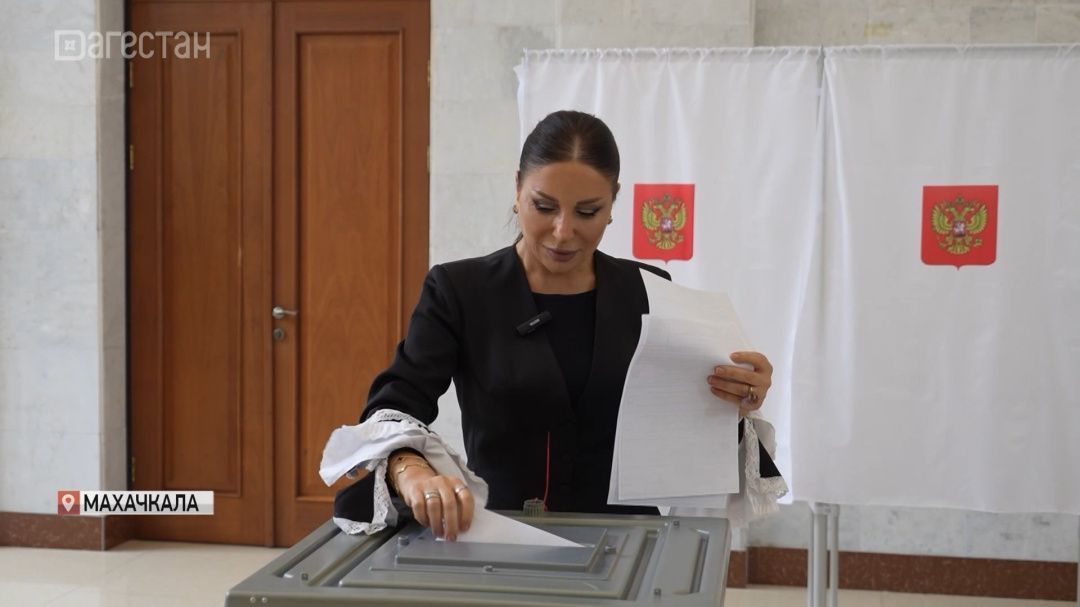 Свой голос на избирательном участке №1054 оставила артистка Зайнаб Махаева