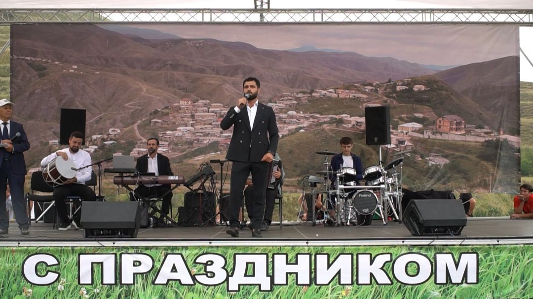 «Адамти ва замана».  100-е школы села Урари, Дахадаевский район