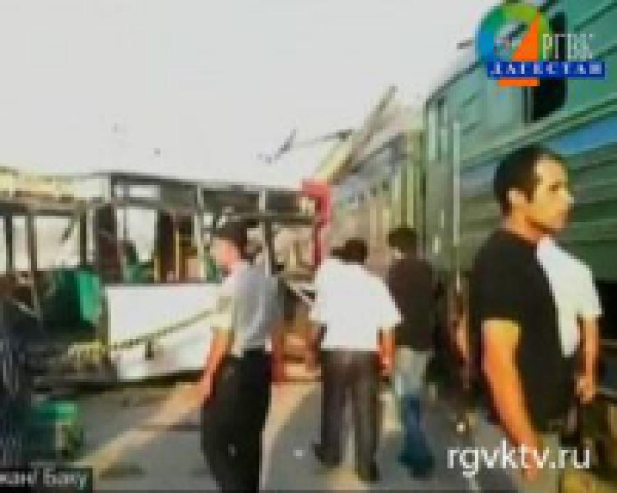 В пригороде Баку автобус врезался в поезд, 6 человек погибли 