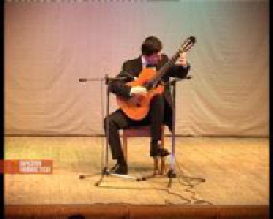 В Кумыкском театре прошло выступление гитариста Айнура Бегутова