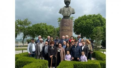 В День поэзии творческая интеллигенция Дагестана собралась у памятника Сулейману Стальскому 