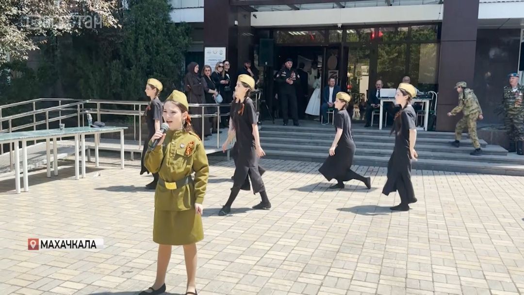 В сквере перед Минэкономразвития Дагестана прошли праздничные мероприятия