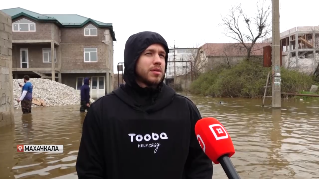 Российский актер Сергей Романович приехал поддержать пострадавших жителей Дагестана