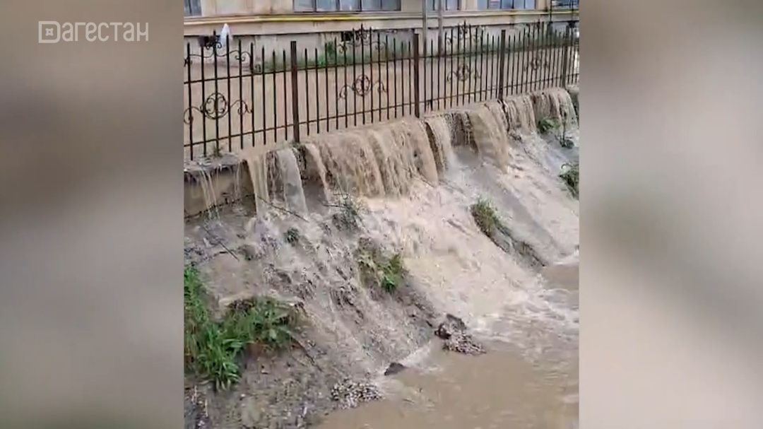 Поток воды размывает бетонное основание канала имени Октябрьской революции в Махачкале