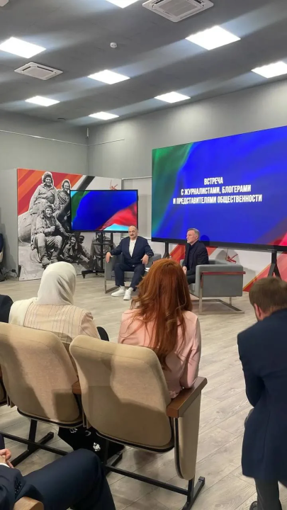 Меликов прокомментировал историю: «Не знаю, почему там ковёр»