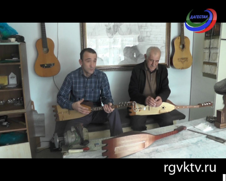 Секретами мастерства поделился со школьниками изготовитель народных инструментов Магомедзапир Курбанов