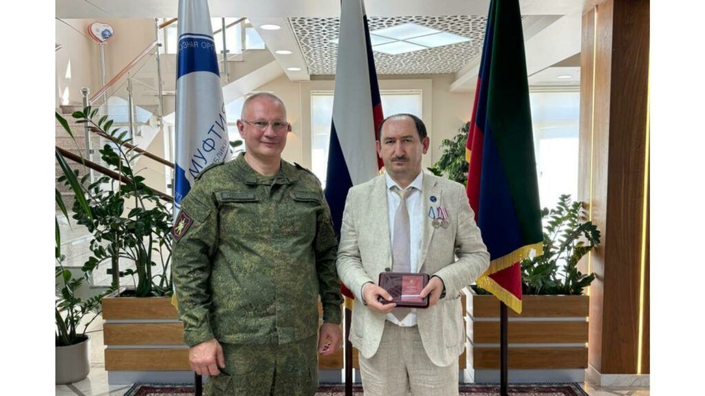 Магомед Мусаев получил медали за помощь в зоне СВО