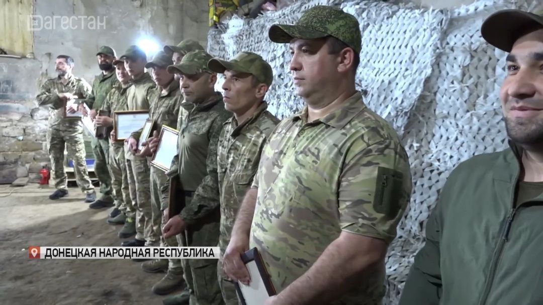 Делегация НС Дагестана во главе с Зауром Аскендеровым посетила воинскую часть в ДНР 