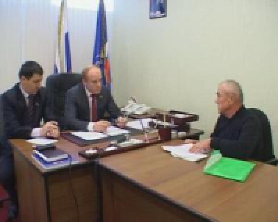 В Общественной приемной сегодня  выслушал граждан депутат НС Ислам Гусейханов