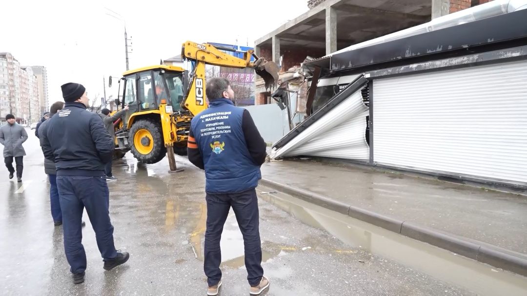 В Махачскале сносят очередную незаконную постройку 