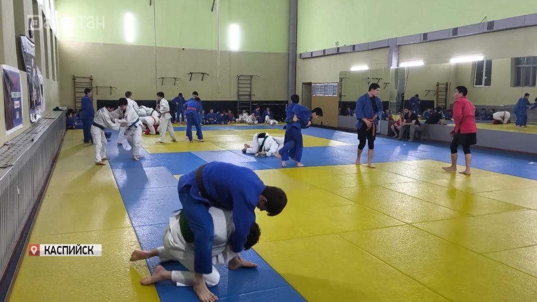 <b>В</b> Каспийске гото<b>в</b>ят будущих чемпионо<b>в</b> Дагестана по самбо и дзюдо <b>в</b> спортшколе имени Газимагомеда Ахмедо<b>в</b>а