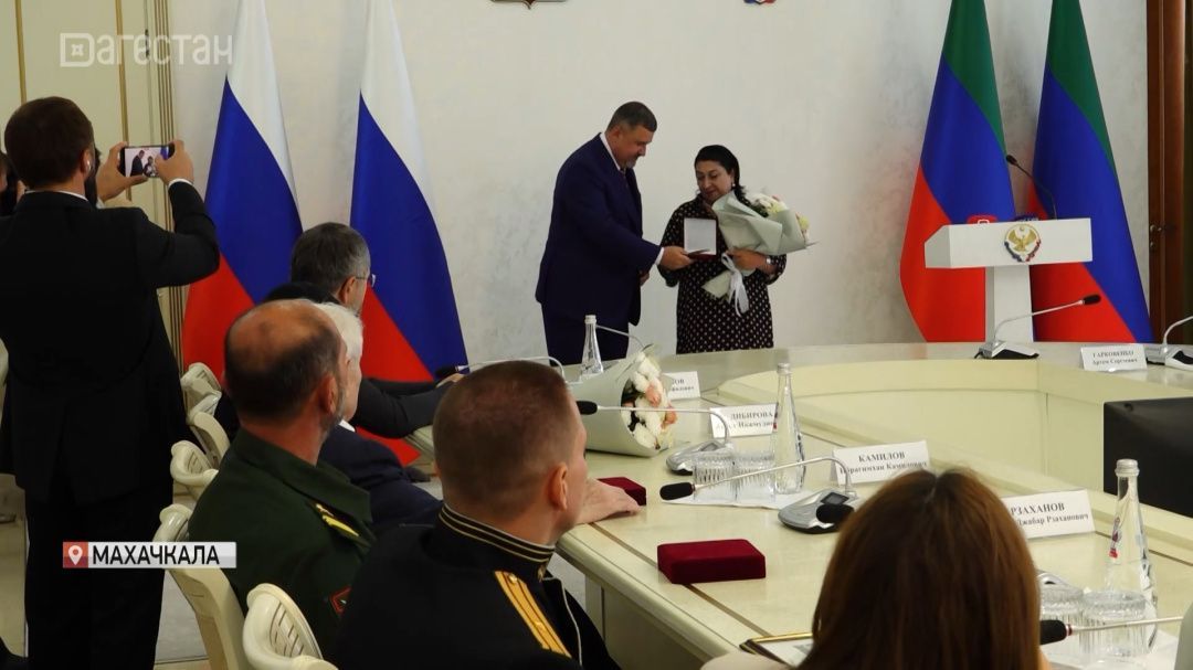 Федор Щукин вручил награды выдающимся дагестанцам в канун Дня единства народов республики 
