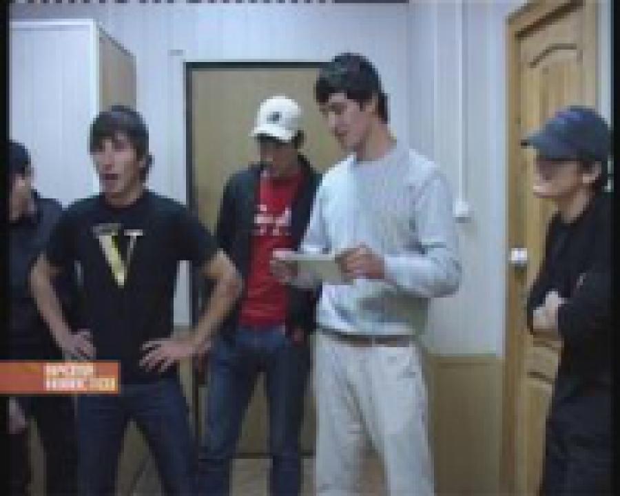 Компания ребят из поселков Коркмаскала и Учкент сняли флаги у здания ДГПУ