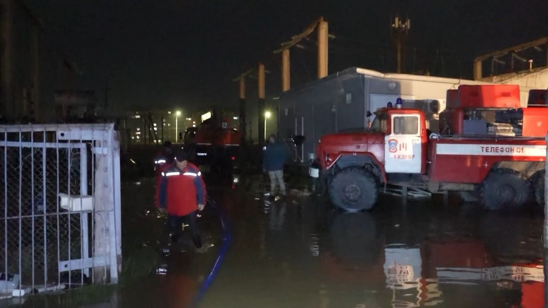 Мэр Махачкалы осмотрел затопленную подстанцию