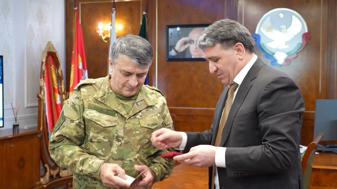 Джамбулат Салавов вручил Орден Мужества участнику СВО Исмаилу Гусейнову